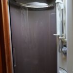 Broom 50 - Enclosed shower to the main Heads