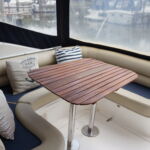 Sealine S34 - Cockpit table and seating