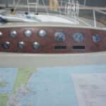 Sealine S34 - Instrument gauges and chart table with light