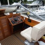 Sunseeker Sports 21 - Helm seat and entrance to cabin