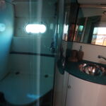 Jeanneau Prestige 36 - Fold around shower screen