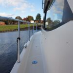 Jeanneau Prestige 36 - Wide side decks with sturdy stainless steel guard rails
